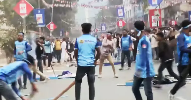 মিরপুর স্টেডিয়ামের বাইরে উত্তেজিত দর্শকরা ভাঙচুর চালিয়েছেন